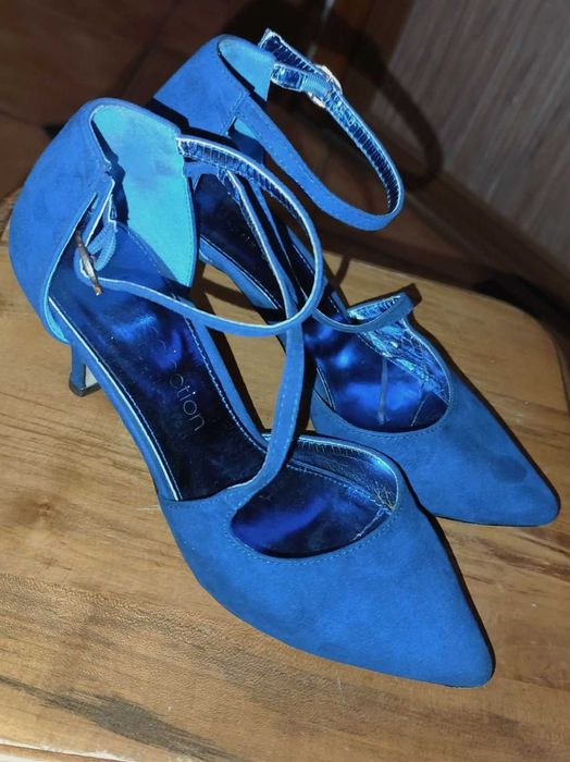 туфли красивые, синего цвета. туфли на каблуке размер 35-36