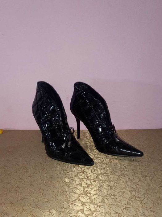 Стильні лакові ботильйони