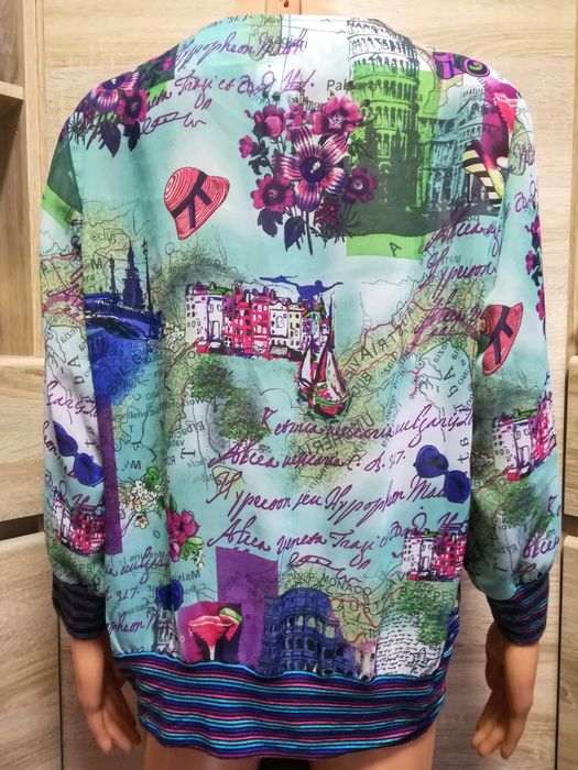 Блузки женские лёгкие, разные.