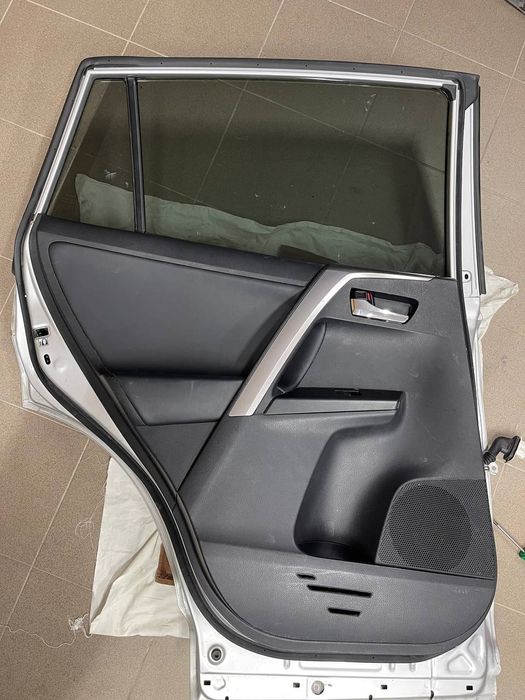 Toyota Rav4 13-18 задняя левая дверь полностью в сборе