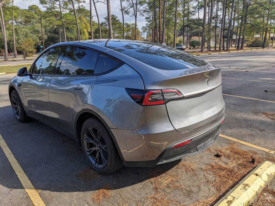 Tesla Model Y      2025