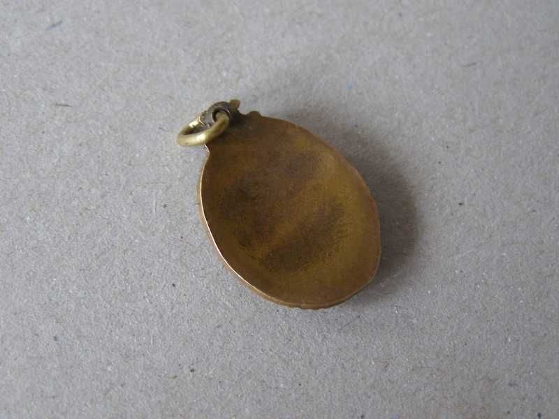 Zawieszka patriotyczna z Orłem Białym w koronie / czarna emalia .