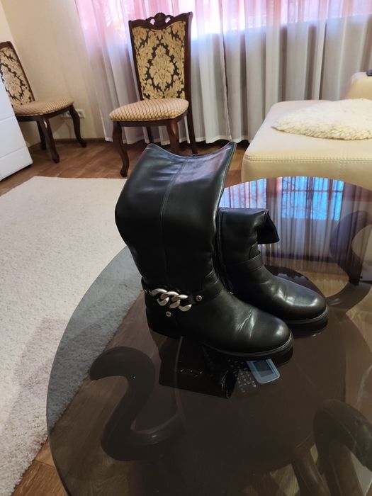 Продам женские сапоги.