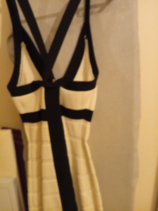 Vestido branco e preto Mango