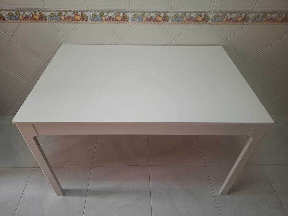 Mesa de Cozinha Extensível Branca + 4 Cadeiras (IKEA)