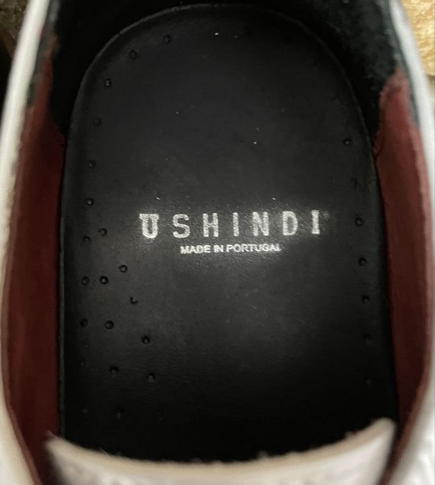 Sapatos pretos e brancos Ushindi