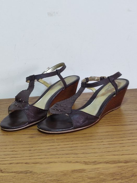 Sandálias em pele castanha