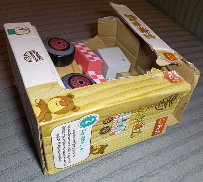 drewniana zabawka - wóz strażacki marki Trefl.