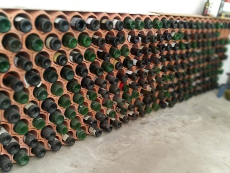 Vendo garrafeira e garrafas