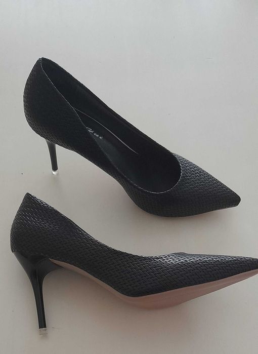 Sapatos pretos com textura