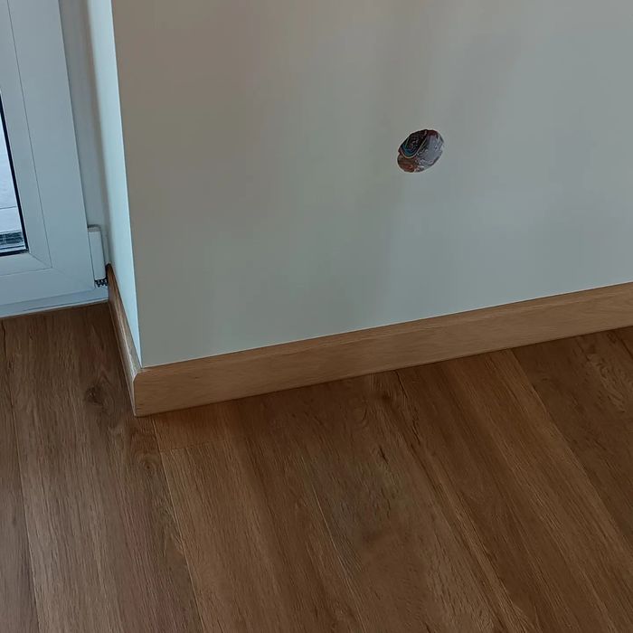 Montaż listew przypodlogowych