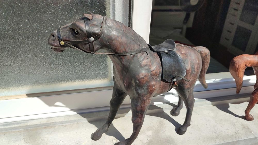 Escultura de figura de cavalo vintage em couro
