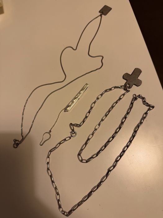 Fios de prata e anel de prata entre outros