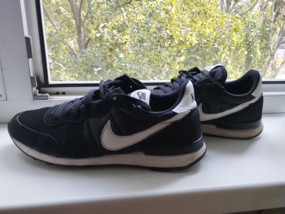 Оригинальные кроссовки Nike, размер 42,5. Состояние идеальное.