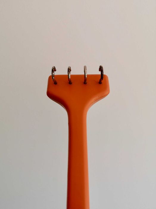 Cabide/cruzeta vintage cor de laranja, em plástico - Coronet Multifix