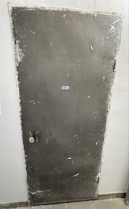 Двері вхідні металеві з замком