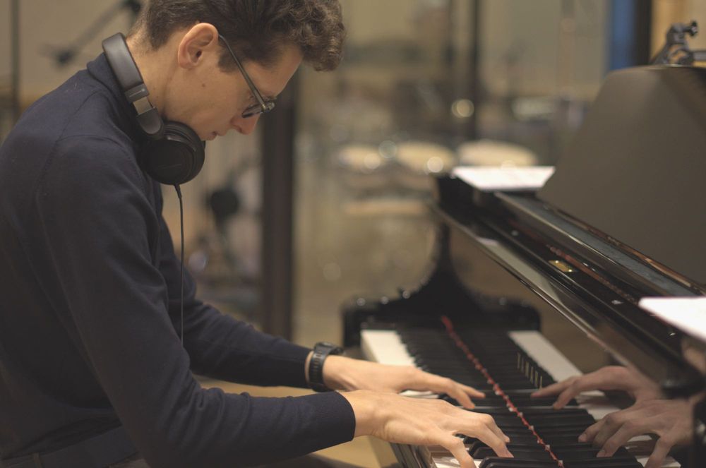 Lekcje pianina dla początkujących i zaawansowanych – od podstaw gry, przez klasykę i muzykę rozrywkową, po jazz i improwizację