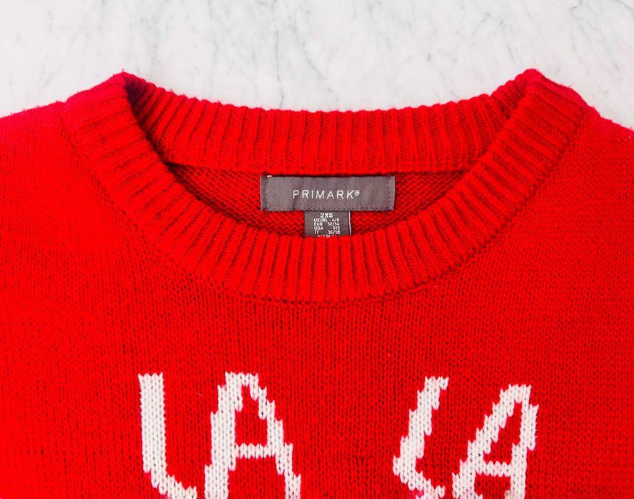 Czerwony sweter z reniferem