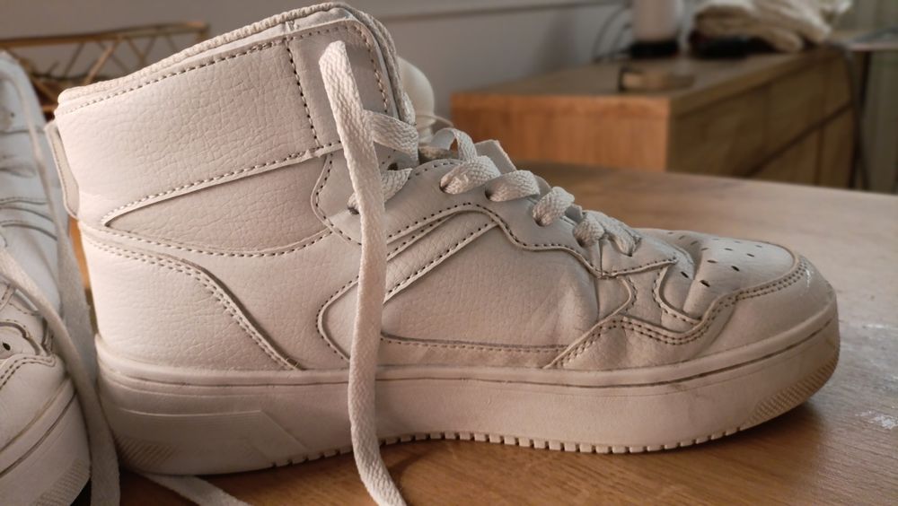 Białe sneakersy 38