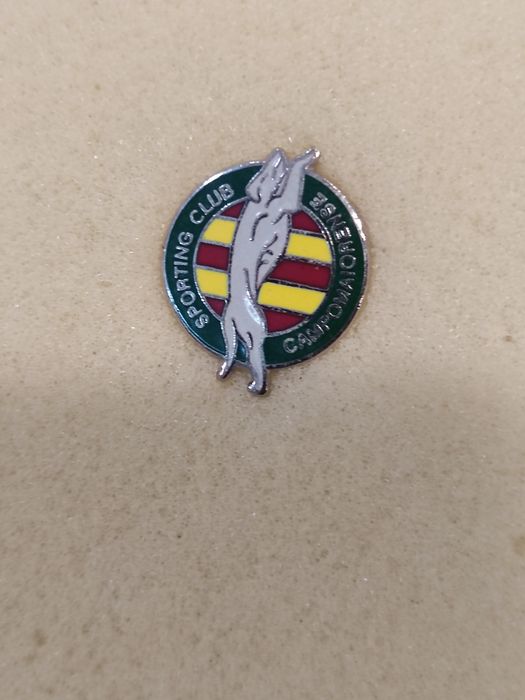 Pin/emblema e 2 postais estádio SC Campomaiorense
