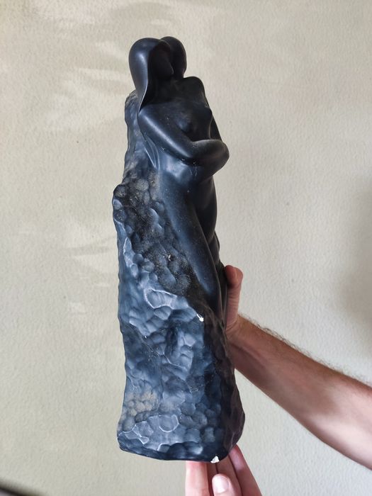 Estatueta em gesso em preto casal nu abraçado