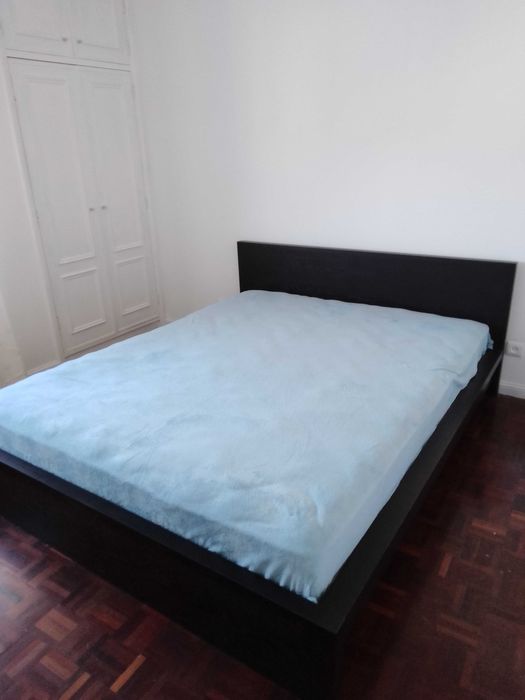 Pagamento em dinheiro. Cama de casal MALM IKEA, com estrado. 1,60 m larg. Cor preta. como nova