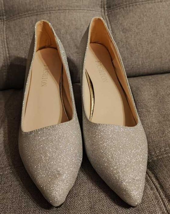 Szpilki brokatowe 46