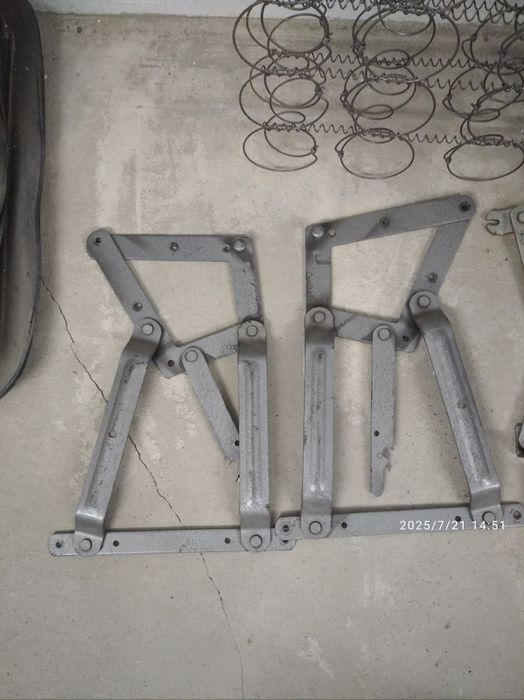 Пружинный блок и кронштейны к дивану.