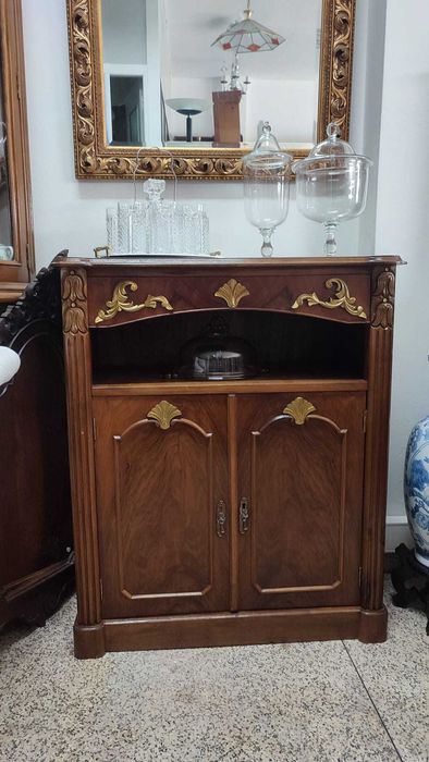 Antigo móvel bar/licoreiro