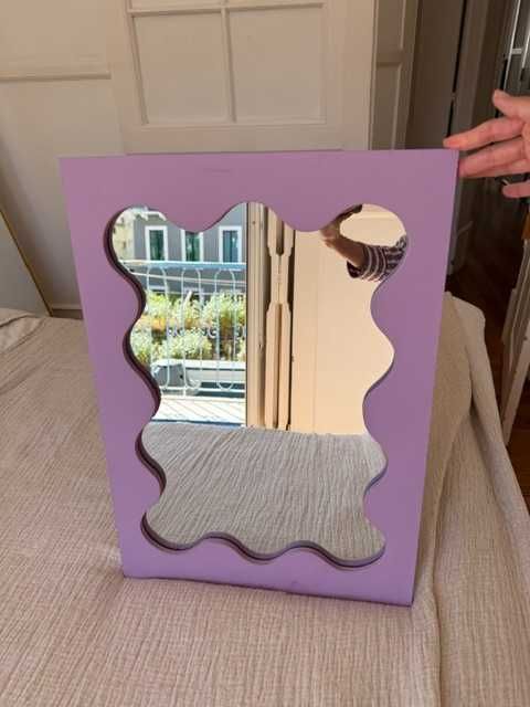 Espelho Artesanal Lilás com Design Ondulado – 56 x 40 cm