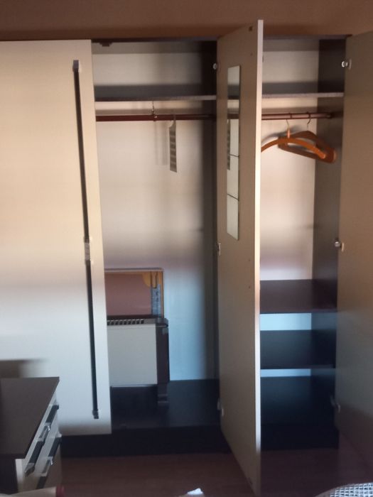 Vendo mobília de quarto de casal 100€ cada quarto e vendo,  mobília de sala com mesa que abre e tem 6 cadeiras 200€