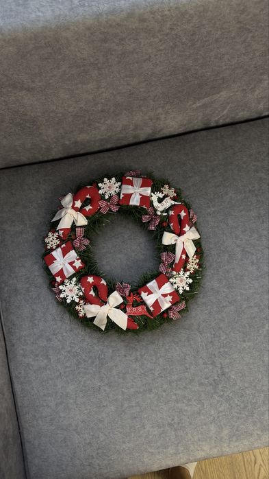 Декоративний різдвяний вінок на двері,на стіл