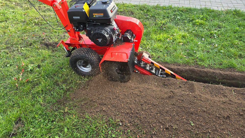 Koparka łańcuchowa kopanie rowków koparką łańcuchową, usuwanie pni