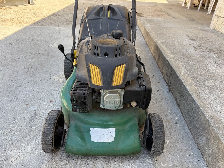 Máquina de cortar relva