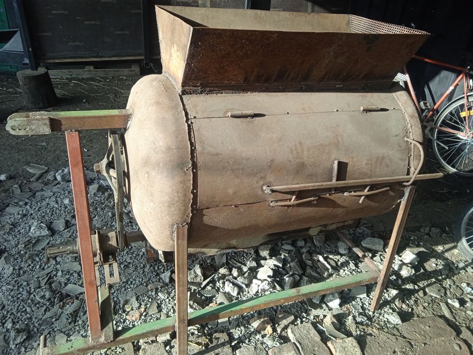 Кукурудз'яна дробарка , дробірка кукурудзи, в початках.