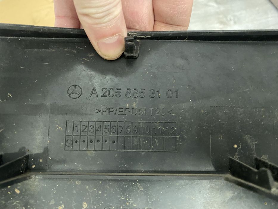 Рамка номера кронштейн кріплення фари права Mercedes w205 оригінал