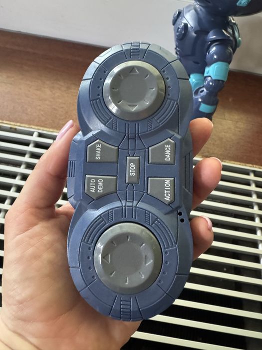 Robot tańczący zdalnie sterowany TFB