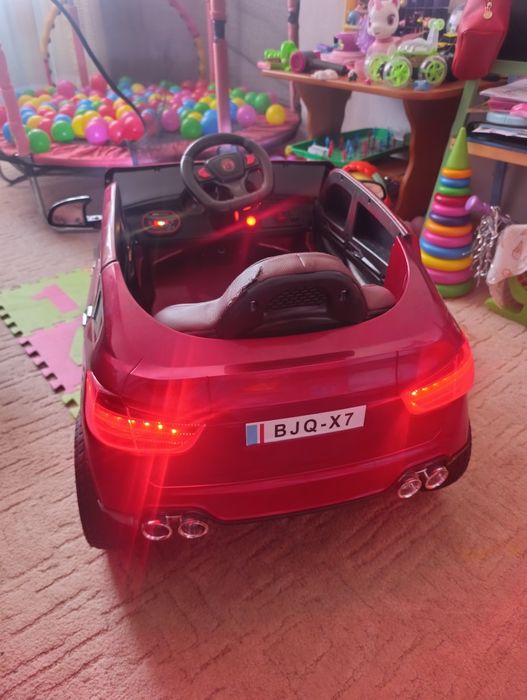 Дитячий електромобіль