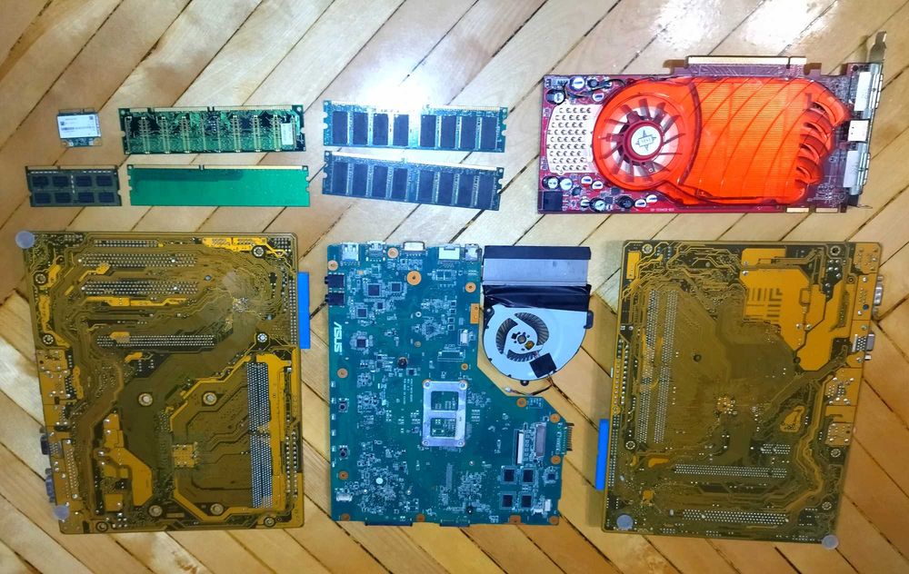 Запчастини до ПК і ноутбуків - материнки / оперативки / адаптери / ін.