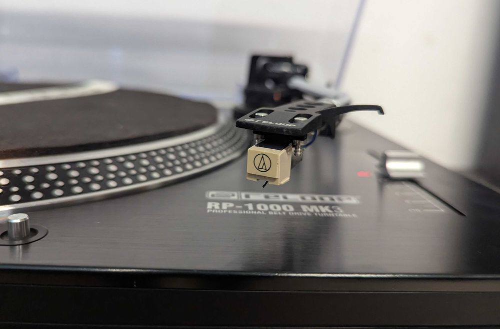 Програвач платівок Reloop RP-1000 MK3.