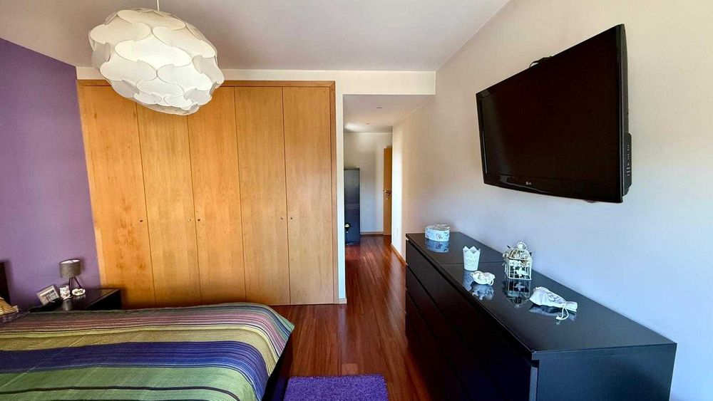 Apartamento T3, com 2 lugares de garagem e Arrumos, Zona Norte-VNF