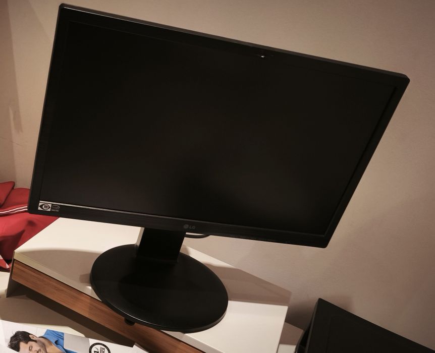 Monitor LG 21.5" LED Full HD - Ergonômico (Ajuste de Altura e Giro)