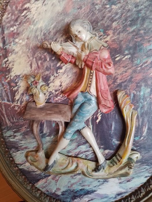 Quadro oval italiano com figuras em relevo