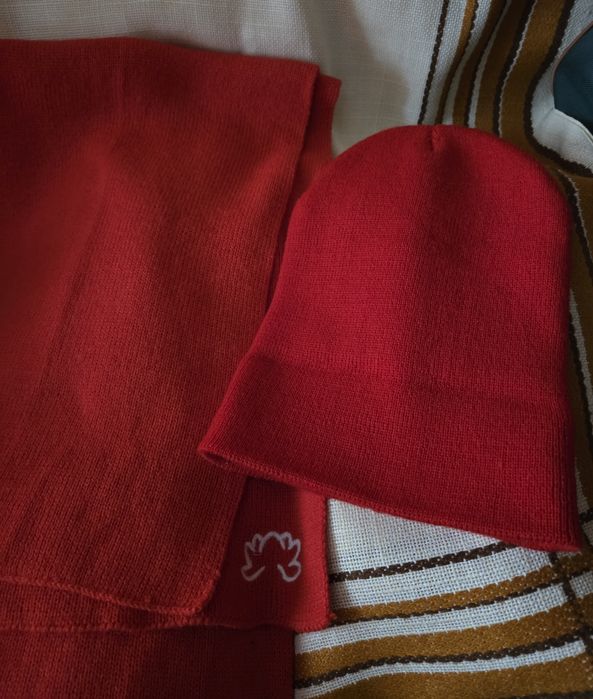 Czerwony szalik z czapką