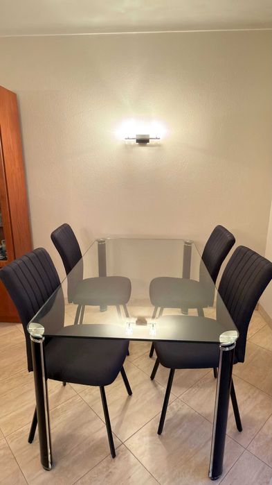 Mesa em vidro + 4 cadeiras estofadas – conjunto completo