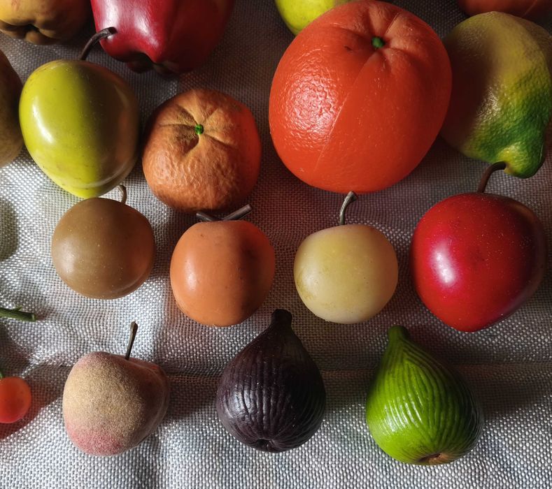Lote de fruta artificial em borracha