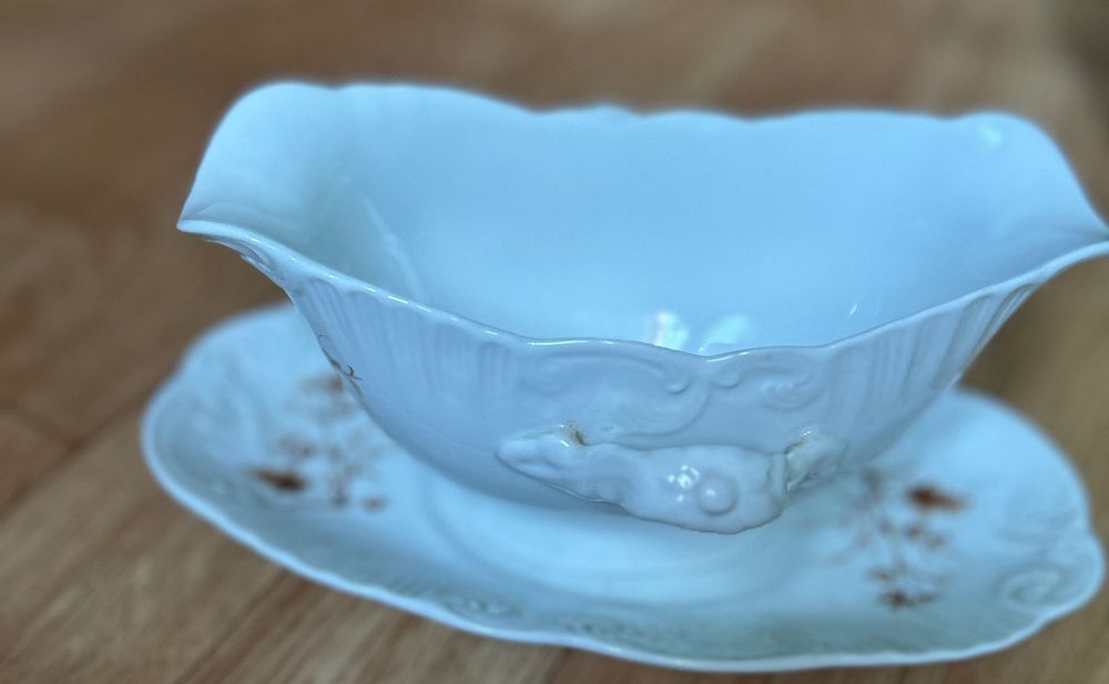 Molheira antiga em porcelana