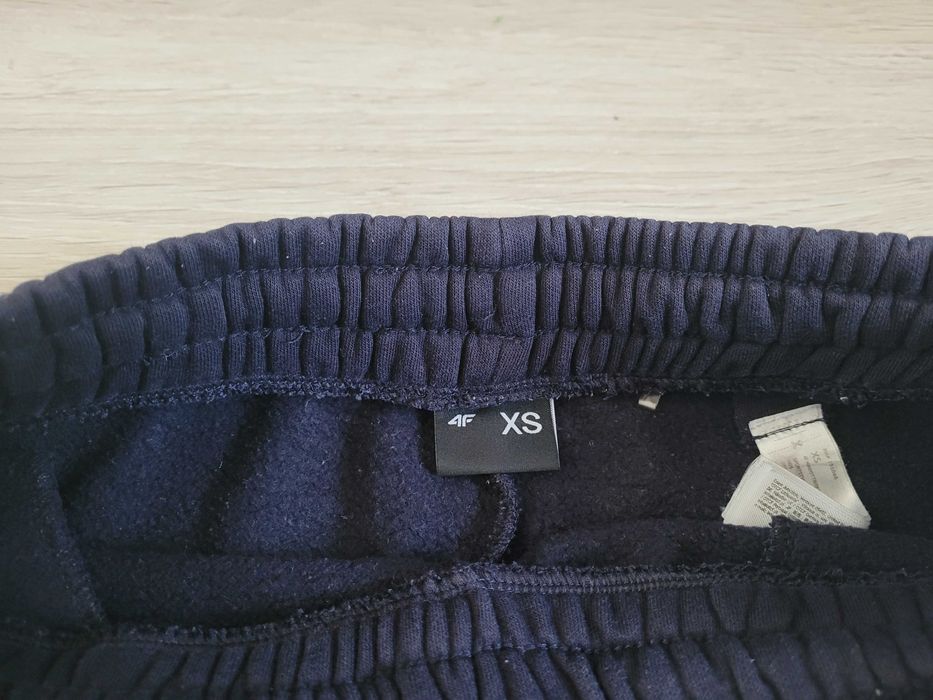 Spodnie dresowe 4F granatowe ocieplane