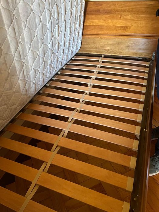 Cama + colchão + mesa de cabeceira
