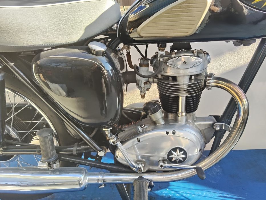 Mota clássica BSA C15 com restauro completo